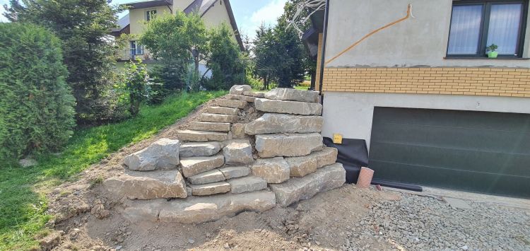 uploads/artykul-kamien-na-skarpie-w-ogrodzie/krete-schody-kamienne-garden.jpg
