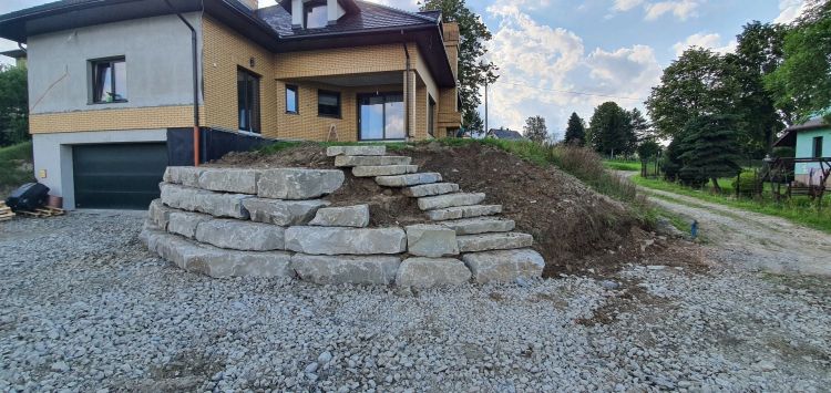 uploads/artykul-kamien-na-skarpie-w-ogrodzie/skarpa-z-kamieni-schody-ogrod.jpg